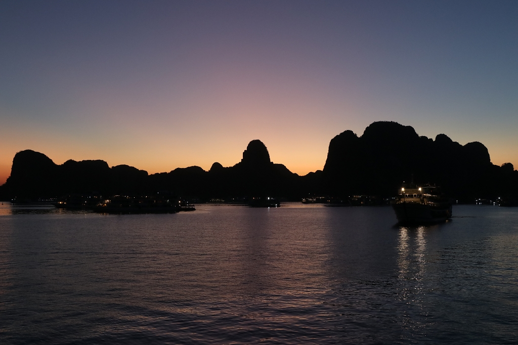 Sonnenaufgang in der Halongbucht