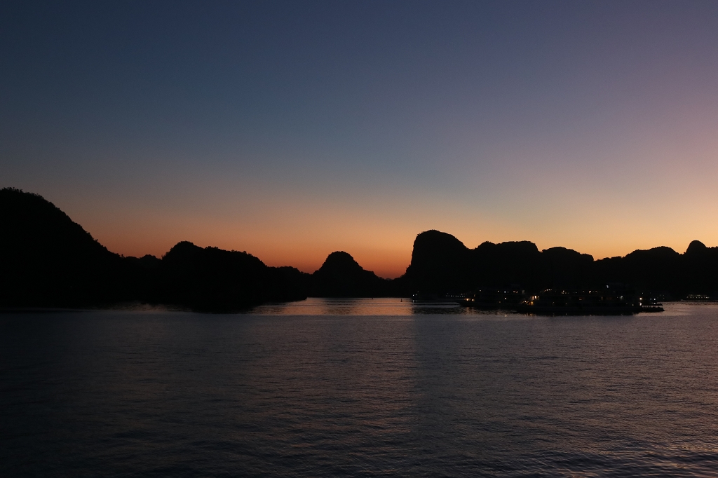 Sonnenaufgang in der Halongbucht