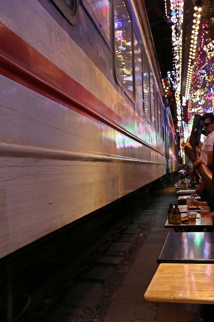 Ganz schön eng, wenn der Zug durch die Train Street fährt