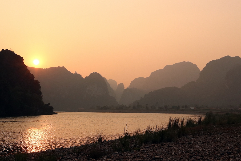 Blick auf die Karstfelsen von Trang An im Sonnenuntergang