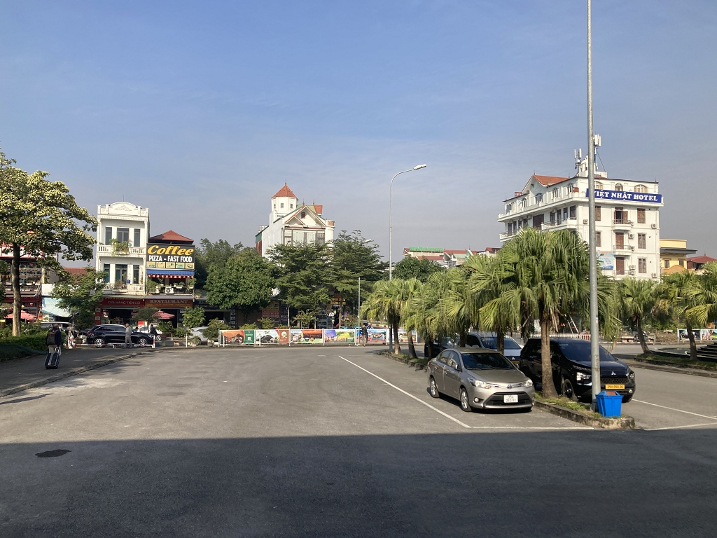 Ankunft am Bahnhof von Ninh Binh bei schönstem Wetter