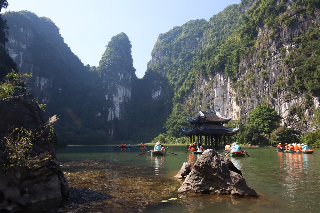 Wasserpavillon Thuy Dinh und die Karstfelsen von Trang An im Hintergrund