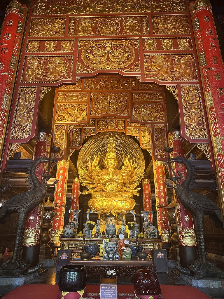 Riesige bronzevergoldete Statue der Kuan-Yin mit tausend Augen und tausend Armen