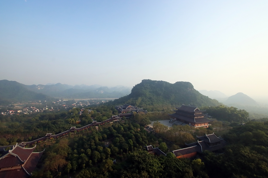 Ausblick von der Bao Tháp-Stupa auf Bai Dinh und Ninh Binh