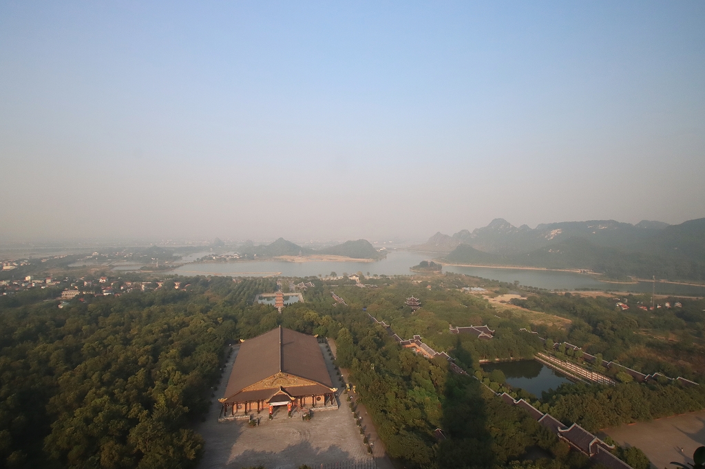 Ausblick von der Bao Tháp-Stupa auf Bai Dinh und Ninh Binh