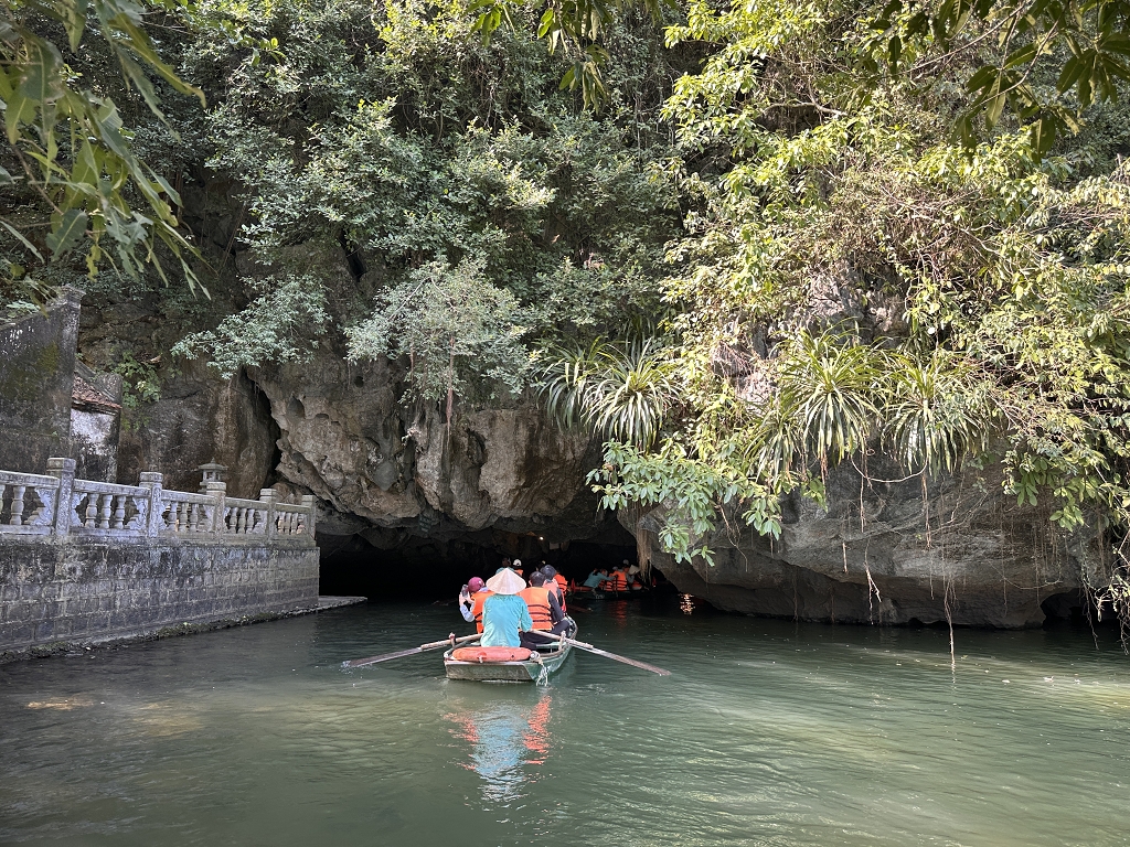 Einfahrt zur 1 Kilometer langen Dot Höhle (Hang Dot)
